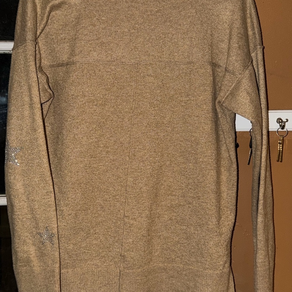 Knox Rose Tan V-Neck Sweater with Star Details size medium - Picture 2 of 6